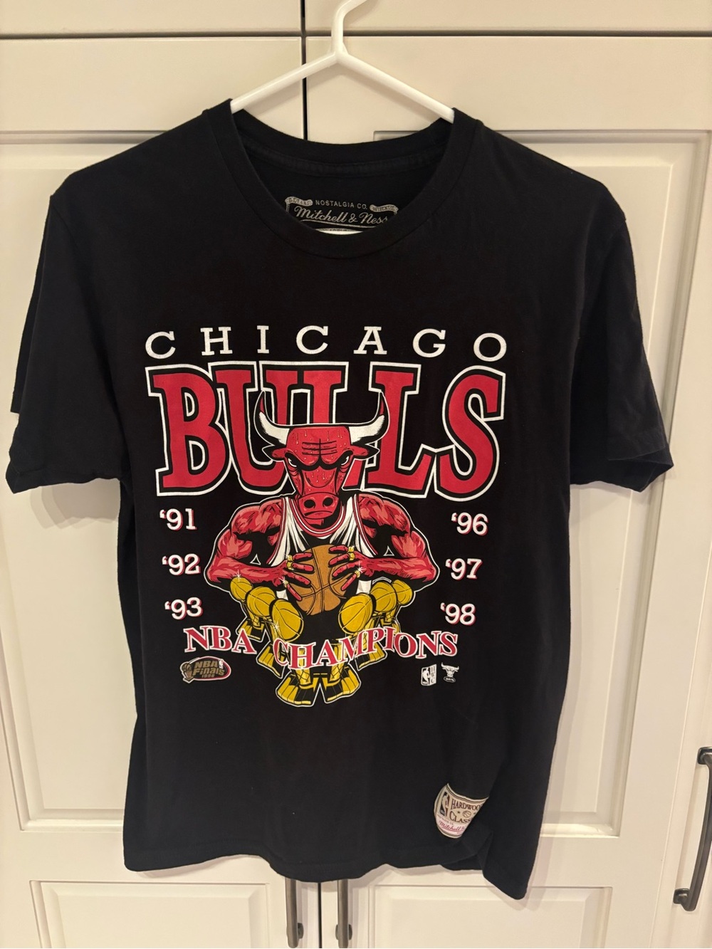 Mitchell & Ness Chicago Bulls Black NBA Champions Graphic Tee medium